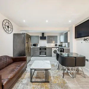 Two Bed In The Heart Of Apartment Egham